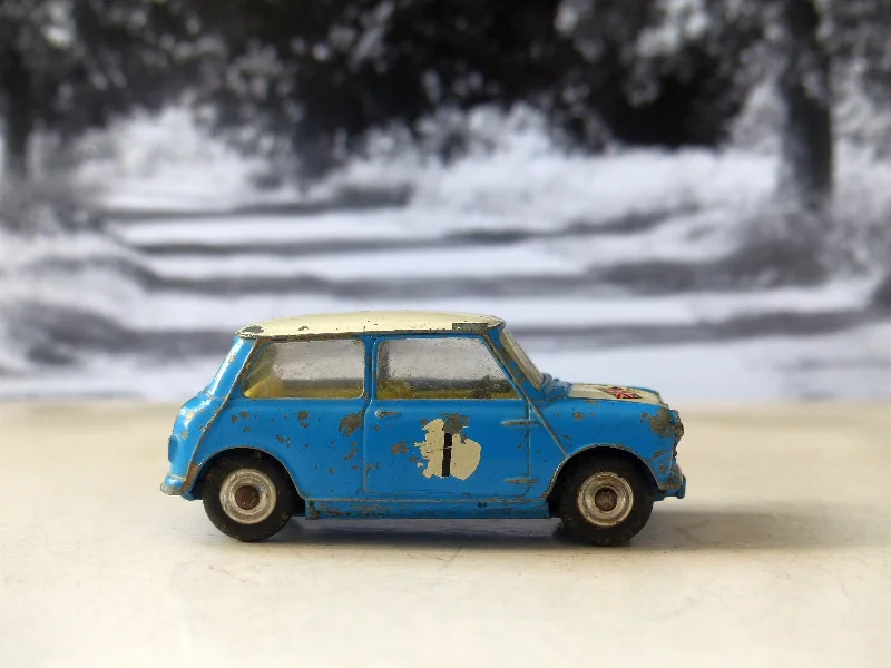 HO - Scale Model Railway Set with a Mountain - Themed Landscape and Tunnel227 Morris Mini-Cooper in blue / white, scarce version (16)